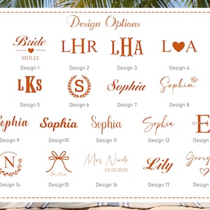 Pu&ograve; includere: Una collezione di opzioni di design in un caldo colore marrone, con vari font e stili. I design includono nomi, iniziali e frasi come "Bride" e "Mrs Nicole 03.05.2026", adatti per articoli personalizzati.