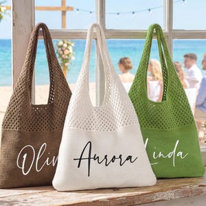 Pu&ograve; includere: Tre borse tote a trama aperta in marrone, bianco e verde sono appoggiate su una superficie di legno. Ogni borsa ha un manico lungo e un fondo a tinta unita a contrasto. I nomi "Olivia", "Aurora" e "Linda" sono scritti sul davanti.