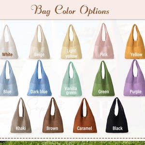 Pu&ograve; includere: Esposizione di borse tote in vari colori, tra cui bianco, beige, giallo chiaro, rosa, giallo, blu, blu scuro, verde vaniglia, verde, viola, kaki, marrone, caramello e nero. Il testo "Bag Color Options" &egrave; in alto.
