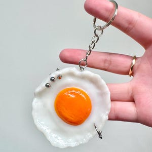 Portachiavi a forma di uovo in miniatura: ciondolo gotico a forma di borsetta con cibo traforato