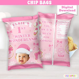 Może przedstawiać: Różowe torebki na chipsy z napisem "Elsie's 1st Winter Wonderland" i "Thank You Snow Much For Coming". Torebki przedstawiają dziecko w czapce Świętego Mikołaja, płatki śniegu i kokardy. Widoczny jest również napis "Digital Download".