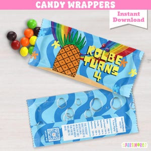 Könnte beinhalten: Blau-gewellte Süßigkeitenverpackungen mit einem Regenbogen und einer Ananas-Grafik. Der Text "KOLBE TURNS 4" ist zu sehen. Die Verpackungen sind für eine lustige Party konzipiert und enthalten Nährwertangaben.