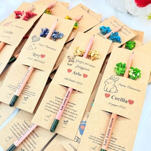 Puede incluir: Una colecci&oacute;n de l&aacute;pices personalizados con sobres de semillas, perfectos para regalos. Cada l&aacute;piz rosa tiene una punta verde y la frase "Let Love Grow". Los paquetes de papel kraft incluyen nombres, fechas y peque&ntilde;as decoraciones florales o de animales.