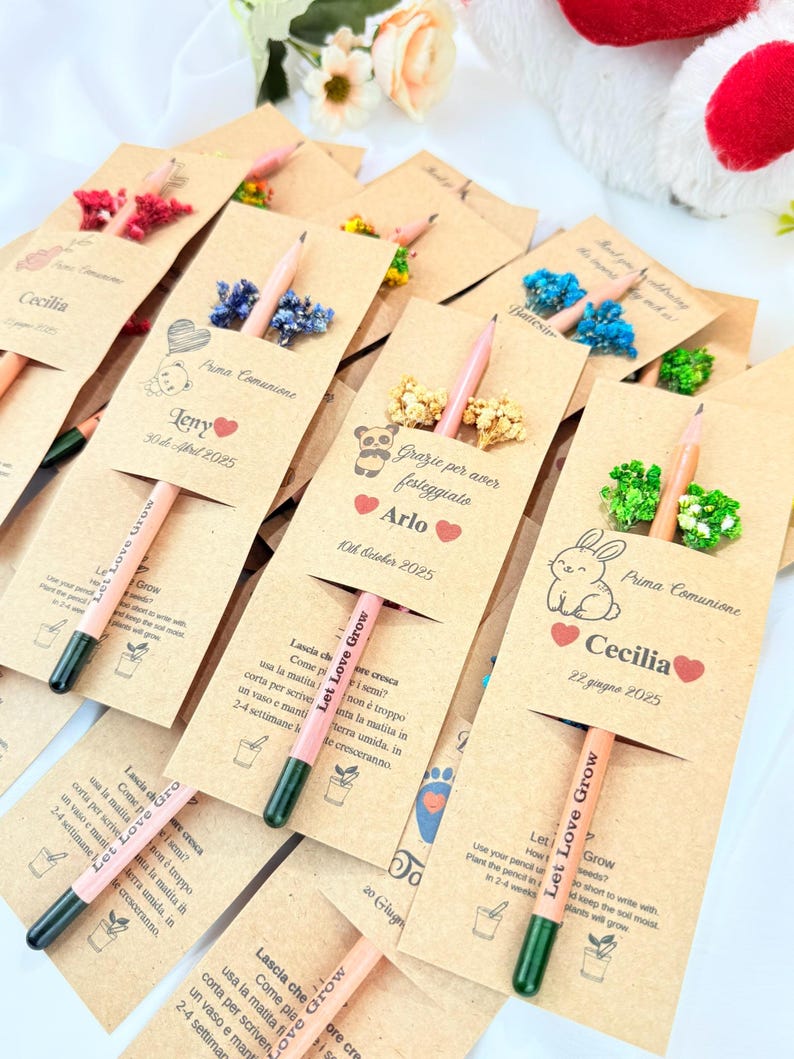 Puede incluir: Una colecci&oacute;n de l&aacute;pices personalizados con sobres de semillas, perfectos para regalos. Cada l&aacute;piz rosa tiene una punta verde y la frase "Let Love Grow". Los paquetes de papel kraft incluyen nombres, fechas y peque&ntilde;as decoraciones florales o de animales.