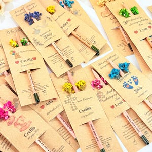 Puede incluir: Recuerdos de papel kraft con l&aacute;pices y acentos florales. Cada recuerdo incluye un l&aacute;piz con el texto "Let Love Grow" y una tarjeta personalizada con nombres y fechas. Ideal para bautizos, cumplea&ntilde;os y primeras comuniones.