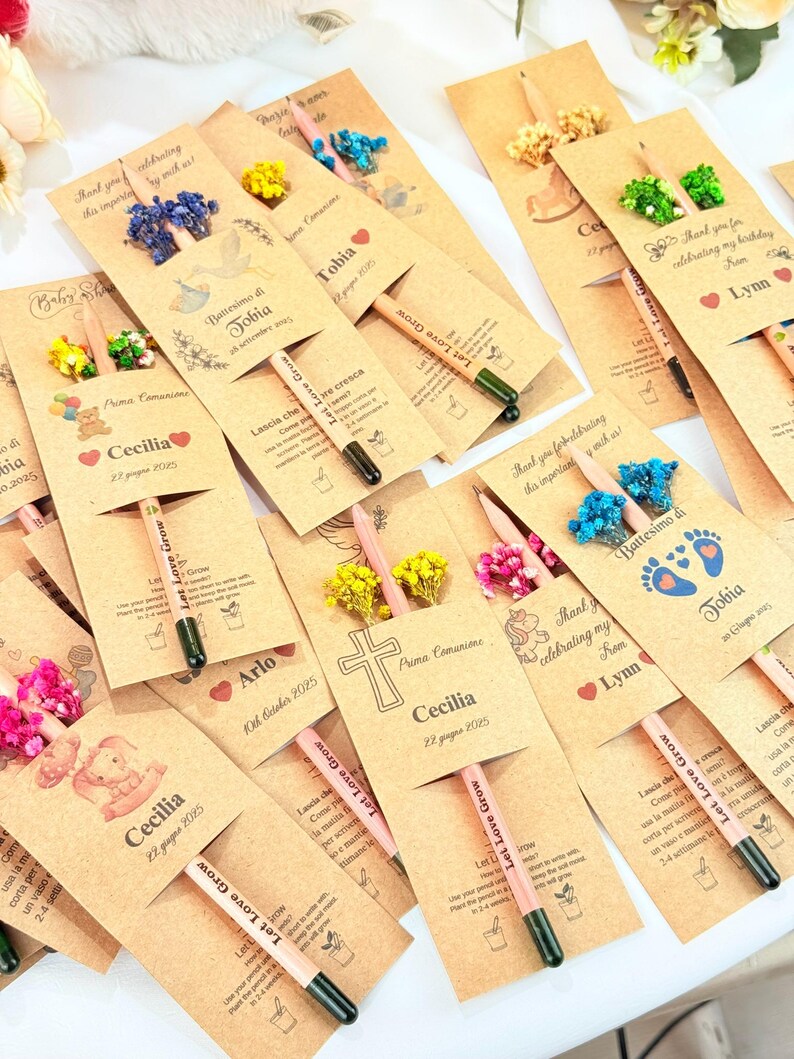 Puede incluir: Recuerdos de papel kraft con l&aacute;pices y acentos florales. Cada recuerdo incluye un l&aacute;piz con el texto "Let Love Grow" y una tarjeta personalizada con nombres y fechas. Ideal para bautizos, cumplea&ntilde;os y primeras comuniones.