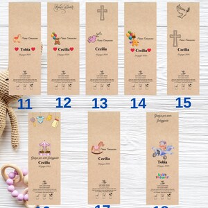 Puede incluir: Cat&aacute;logo de tarjetas con varios dise&ntilde;os para ocasiones especiales. Las tarjetas rectangulares, con fondos marrones, presentan ilustraciones de cruces, palomas y carruseles. Incluye nombres como Cecilia y Tobia.