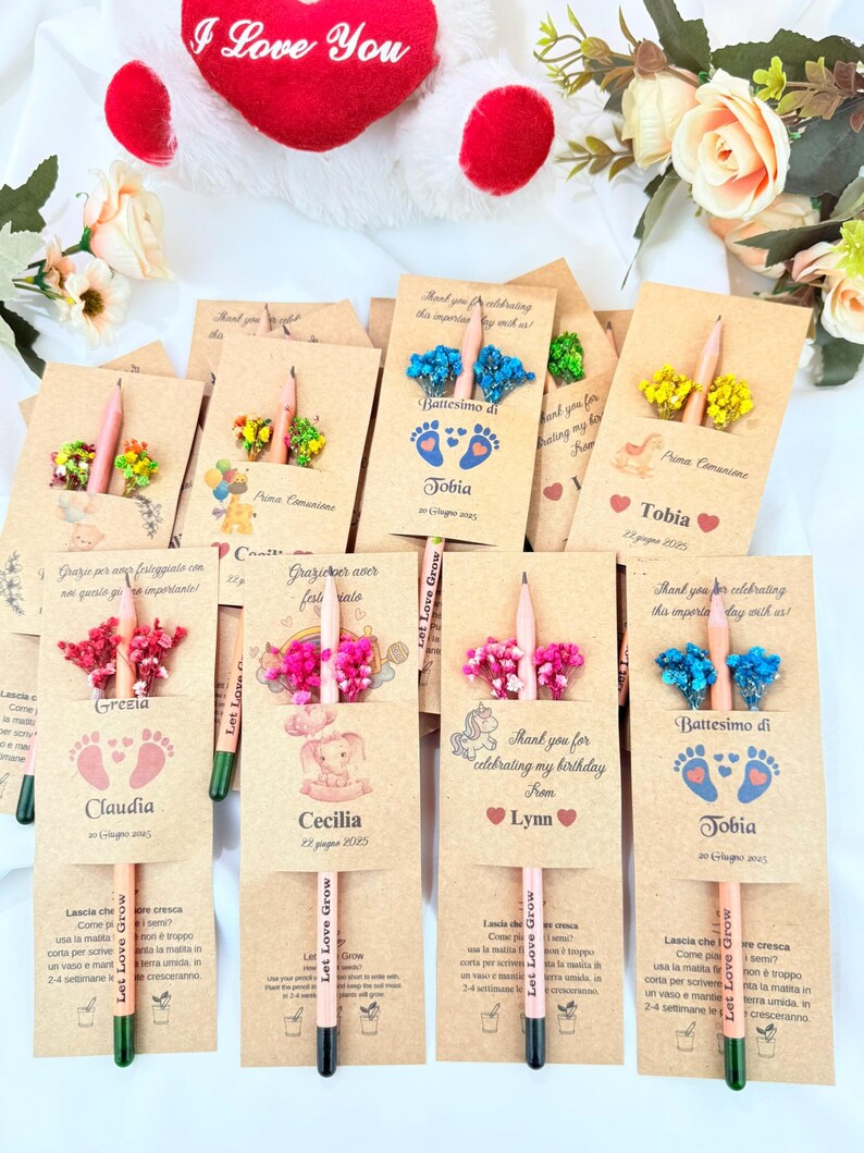 Puede incluir: Un conjunto de recuerdos personalizados para bautizos, primeras comuniones o cumplea&ntilde;os. Cada recuerdo incluye un l&aacute;piz con una semilla, una tarjeta decorativa y flores secas. Las tarjetas muestran nombres y fechas.