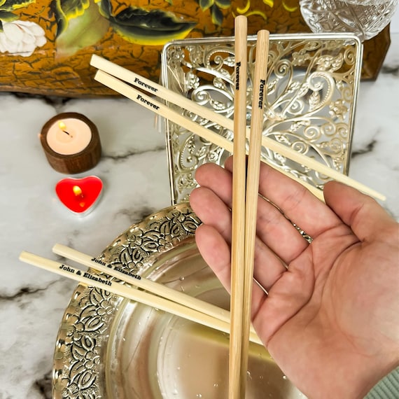 Personalisierte Bambus Stbchen Set: Gravierte Sushi Gastgeschenke - Etsy.de
