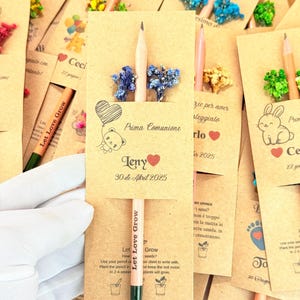 Puede incluir: Un conjunto de recuerdos de papel kraft con l&aacute;pices y flores secas. Cada recuerdo incluye un l&aacute;piz con la frase "Let Love Grow" y un peque&ntilde;o paquete de semillas. Los recuerdos est&aacute;n decorados con ilustraciones y texto.