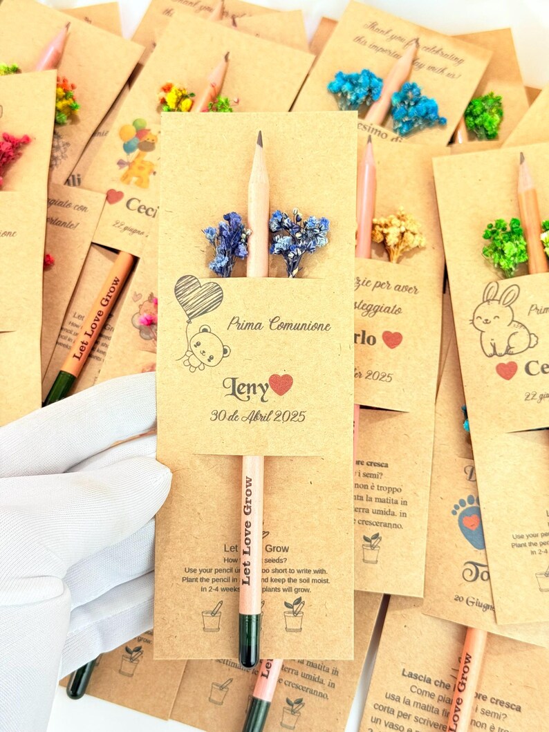 Puede incluir: Un conjunto de recuerdos de papel kraft con l&aacute;pices y flores secas. Cada recuerdo incluye un l&aacute;piz con la frase "Let Love Grow" y un peque&ntilde;o paquete de semillas. Los recuerdos est&aacute;n decorados con ilustraciones y texto.