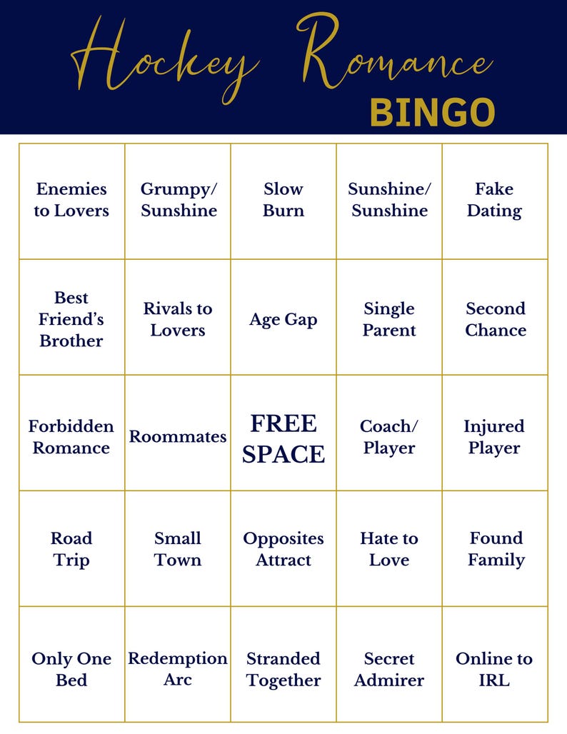 Puede incluir: Una tarjeta de Bingo azul marino y dorado con el texto "Hockey Romance BINGO". La tarjeta presenta varios tropos de novelas rom&aacute;nticas como "Enemies to Lovers" y "Fake Dating".