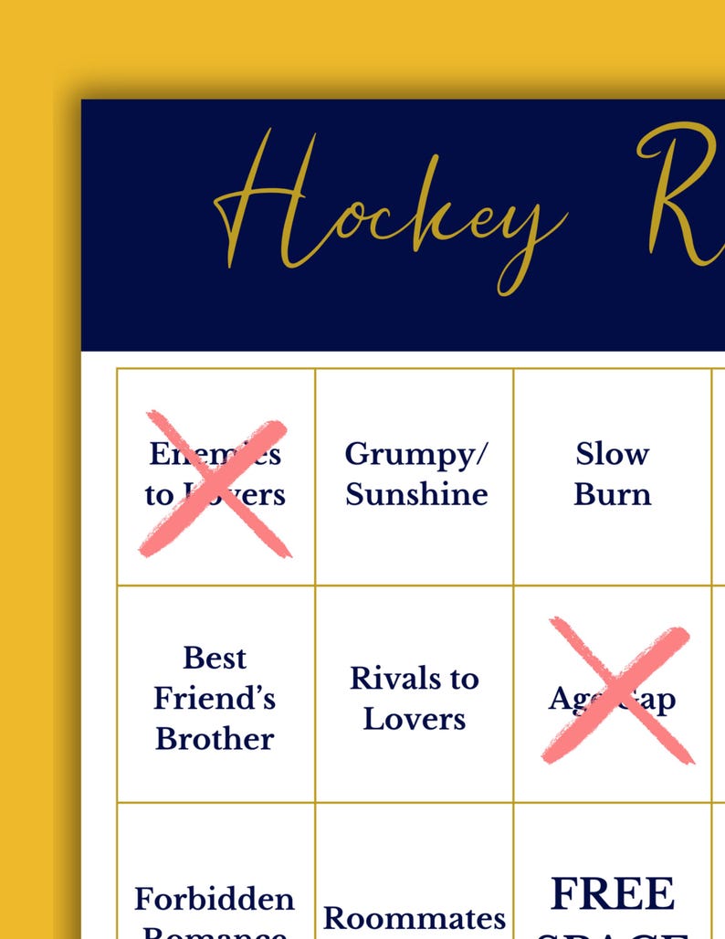 Puede incluir: Una tarjeta de bingo con el t&iacute;tulo "Hockey R" en escritura dorada sobre un fondo azul marino. La tarjeta presenta varios tropos rom&aacute;nticos, algunos marcados con una "X" rosa. El fondo es amarillo.