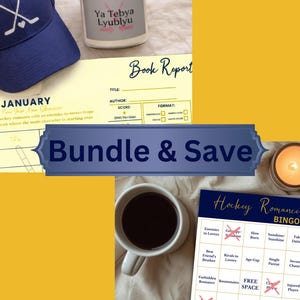 Puede incluir: Un conjunto de art&iacute;culos que incluyen una gorra de b&eacute;isbol azul con gr&aacute;ficos de palos de hockey, una vela con texto, un informe de libro, una taza de caf&eacute; y una tarjeta de bingo de romance de hockey. Se muestra el texto "Bundle & Save".