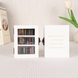 Miniaturowa drewniana półka na książki z malutkimi książkami – prezent na złagodzenie lęku • Dekoracja biurka Booktok • Prezent dla miłośnika książek • Pamiątka dla czytelnika • Unikalna mała półka