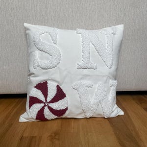 Weihnachts-Kissenbezug mit SNOW Motiv – festliche Deko & perfektes Geschenk für Deko-Liebhaber