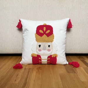 Bestickter Kissenbezug mit Nussknacker Motiv – Weihnachtskissen, festliche Dekoration, Geschenkidee für Deko Liebhaber & Weihnachten