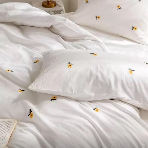Bettwäsche mit Blumen Stickerei