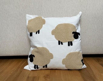 Kissenbezug mit gestickten Schafen | Kissen im Landhausstil | Cozy Farmhouse Deko