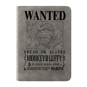 Può includere: Custodia in similpelle grigia con un'illustrazione in bianco e nero di Monkey D. Luffy. Il testo "WANTED" e "DEAD OR ALIVE" sono sopra l'illustrazione. Il testo "MONKEY D. LUFFY" e una taglia sono sotto.