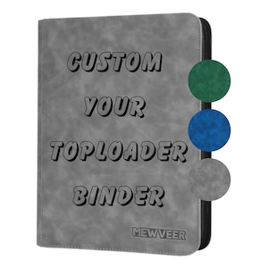 Puede incluir: Carpeta gris con el texto "CUSTOM YOUR TOPLOADER BINDER" en negro. La carpeta tiene una cremallera negra y tres círculos de colores: verde, azul y gris. La marca "MEWVEE" está en la parte inferior.