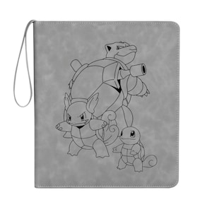 Può includere: Raccoglitore grigio con un disegno a tratto nero e bianco di tre creature simili a tartarughe. Il raccoglitore ha un'impugnatura ad anello sul lato sinistro. Le creature sono impilate, la più grande è sul retro.