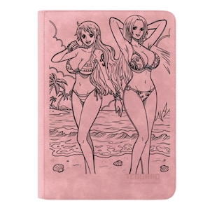Op de afbeelding: Een roze kaarthouder met een zwart-wit illustratie van twee anime-personages in bikini's op een strand. De illustratie bevat palmbomen, golven en schelpen. De tekst "TCGUARD" is zichtbaar aan de onderkant.