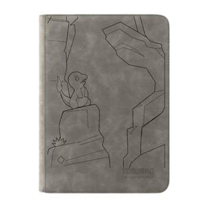 Op de afbeelding: Grijze kaartenbinder met een zwarte lijntekening van een stripfiguur op een rotsformatie. De binder heeft de tekst "TCGUARD" onderaan. De hoes is gemaakt van een textuurrijk materiaal.