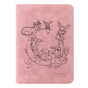 Pode incluir: Um fichário rosa com uma ilustração em preto e branco de criaturas de desenho animado dispostas em um design circular. O fichário tem uma textura lisa e a marca "TCGARD" está impressa na parte inferior.