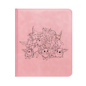 Pode incluir: Uma pasta rosa com uma ilustração a preto e branco de criaturas de desenhos animados. A capa tem uma textura suave e uma borda costurada. As personagens de desenhos animados estão agrupadas, com olhos grandes e traços distintos.