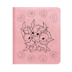 Puede incluir: Carpeta rosa claro para tarjetas con una ilustración en blanco y negro de tres criaturas de dibujos animados. La cubierta también tiene ocho iconos circulares y un borde. La carpeta está diseñada para guardar tarjetas coleccionables.