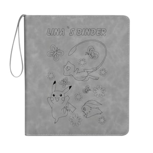 Può includere: Un raccoglitore grigio con la scritta "LINA'S BINDER" e illustrazioni di Pikachu, Mew e altri personaggi. Il raccoglitore presenta anche disegni di farfalle e fiori. Un cinturino grigio è attaccato al lato.