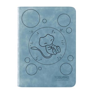 Può includere: Un raccoglitore di carte blu chiaro con un disegno a tratto nero di un personaggio dei cartoni animati all'interno di un cerchio, circondato da altri cerchi e stelle. Il testo "TCGUARD - protect your trading cards" è in basso.