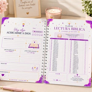 Puede incluir: Un planificador de estudio bíblico con encuadernación en espiral, páginas blancas, detalles en morado, iconos de coronas doradas y texto en español. La página izquierda incluye secciones para versículos, oración y agradecimientos diarios.