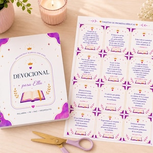 Puede incluir: Un diario devocional de espiral titulado Devocional para Ella con una cubierta blanca y morada que muestra un icono de corona y libro abierto, junto a una hoja de doce tarjetas rectangulares con versículos bíblicos y tijeras doradas.