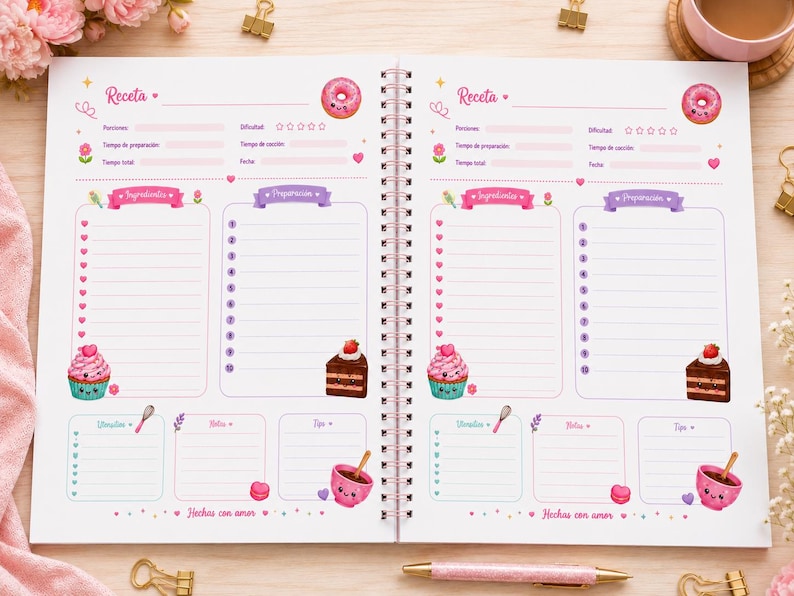 Puede incluir: Un cuaderno de recetas con encuadernaci&oacute;n en espiral que muestra dos p&aacute;ginas id&eacute;nticas con detalles en rosa y morado. Cada p&aacute;gina incluye secciones para el nombre de la receta, porciones, tiempo, ingredientes y pasos de preparaci&oacute;n, decoradas con ilustraciones de donas, cupcakes y pastel.