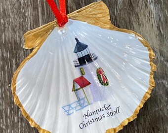 Nantucket Christmas Stroll Decoupage Scallop Shell Christmas Ornament - Brant Point With Wreath Gold Edged