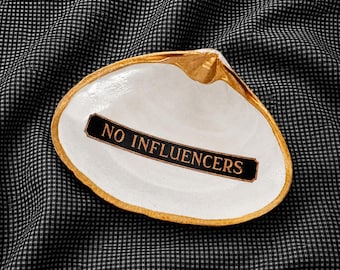 Small Gold Rimmed Nantucket “No Influencers” Decoupage Clamshell Jewelry Trinket Ring Dish