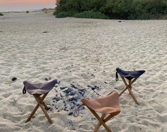 手作りの革製三脚スツール – シデ材の脚が付いたポータブルキャンプ