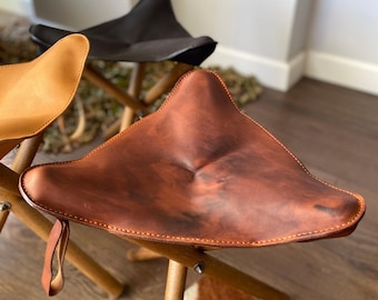 Handgefertigter Dreibein Hocker aus Leder mit Hainbuche