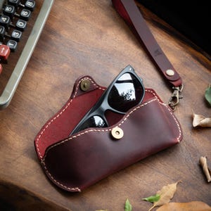 Étui à lunettes en cuir fait main avec poignée pour un transport facile. Étui à lunettes en cuir naturel
