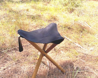 Personalisierter Leder Camping Hocker - Handgefertigter Tripod Stuhl aus Kalbsleder
