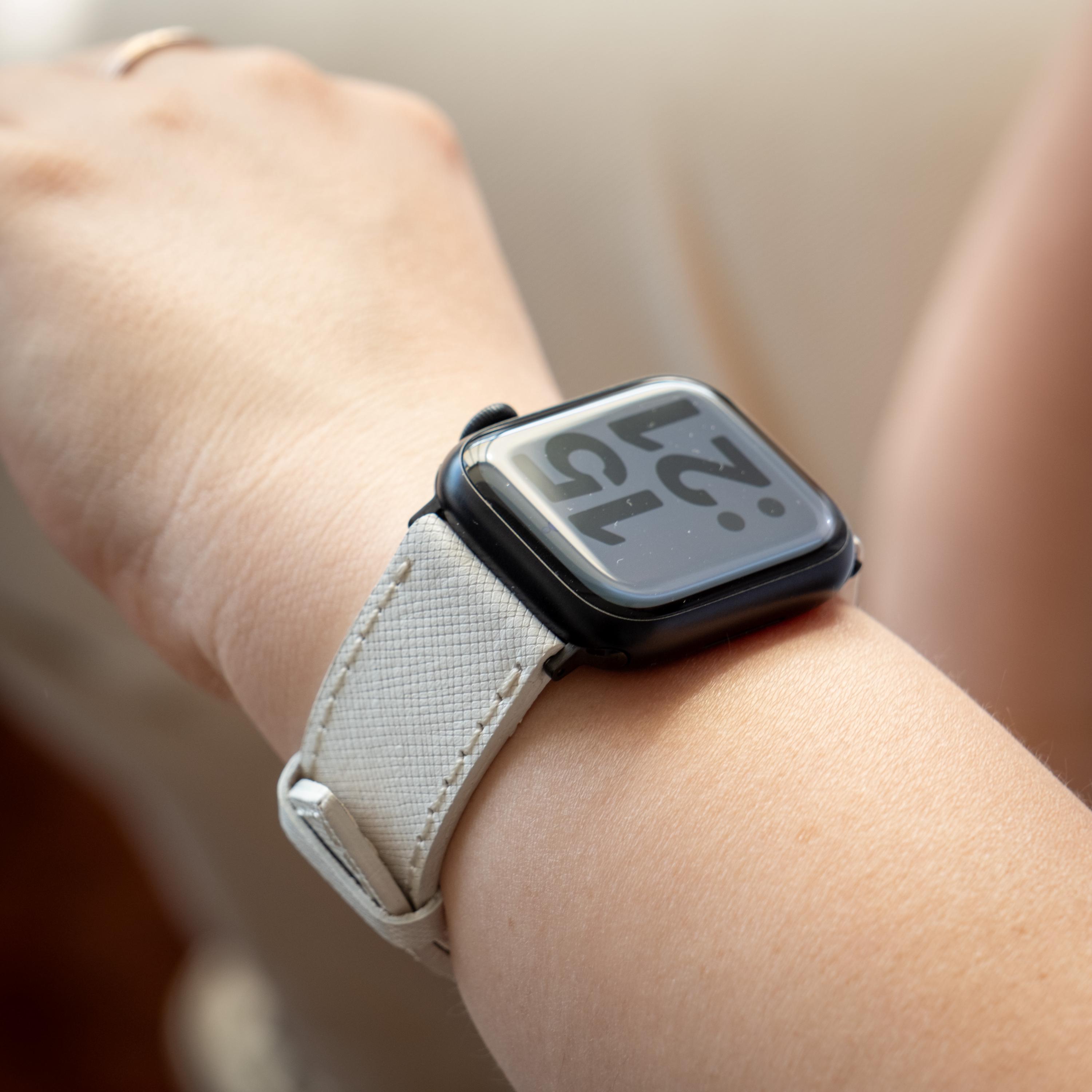 エレガントなホワイトレザーのApple Watchバンド - ステンレススチール 