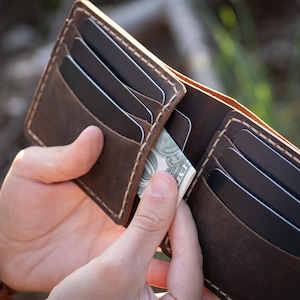 Cartera clásica para hombre con monograma personalizado hecho a mano de cuero genuino para usted, tarjetero y billetera para padrinos de boda