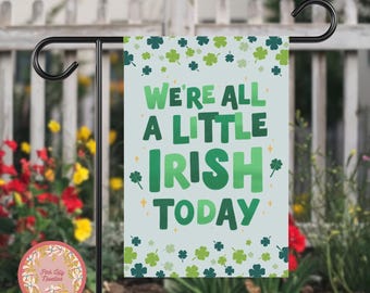 Może przedstawiać: Zielono-biała flaga ogrodowa z koniczyną i tekstem "We're all a little Irish today".