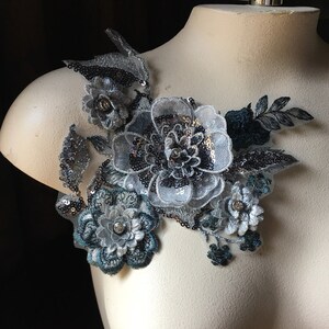 ティール＆シルバー 3Dフラワーアップリケ：ビーズ刺繍レース（7.5インチ x 6.75インチ） F44-2