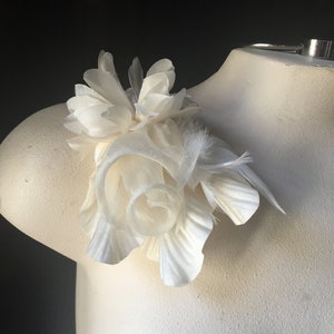 IVORY Seidenblume Hut-Anstecksträußchen mit Federn für Brautschmuck, Hüte, Anstecksträußchen MF 247