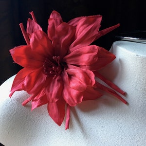 Lírio de seda VERMELHO Vintage Híbrido Chapelaria Flor para Noivas, Corsages, Chapelaria MF