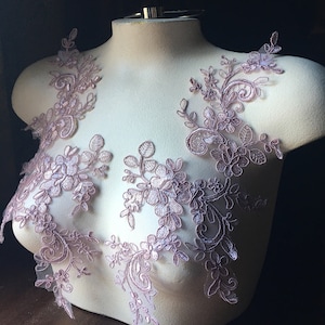 Mauverosa spetsapplikationspar: Blommig kostymdesign (andra kvalitet) PR 385