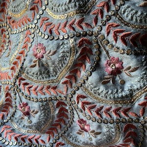 Tela bordada de seda gris FAT Quarter para retículas de la Regencia, bolsos victorianos, carteras de mano y revistas de segunda mano FQ82